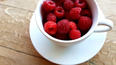 树莓在白色陶瓷杯碟
